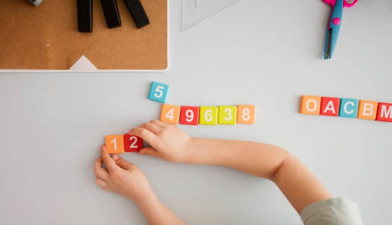 دورة تعليم مهارات اللغة العربية باللعب